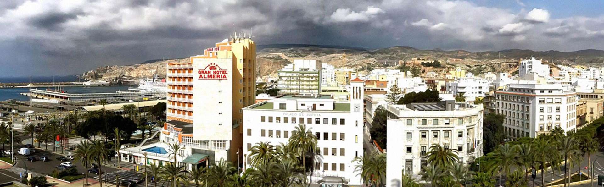 Foto panorámica de los hoteles de Almería capital.