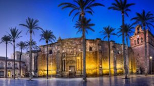 Fotografía nocturna de la Catedral de Almería