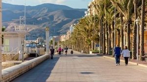 Día soleado en el paseo marítimo de Almería.