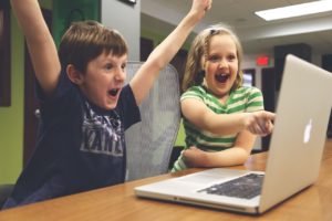 Niños disfrutando de un buen uso de internet