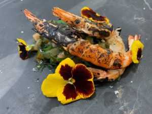 Gambón quemado con tartar de tomate y algas