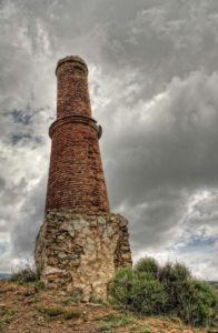 Restos de las chimeneas mineras en Fond´´on, aLmeríia. Fuente. Egrupos