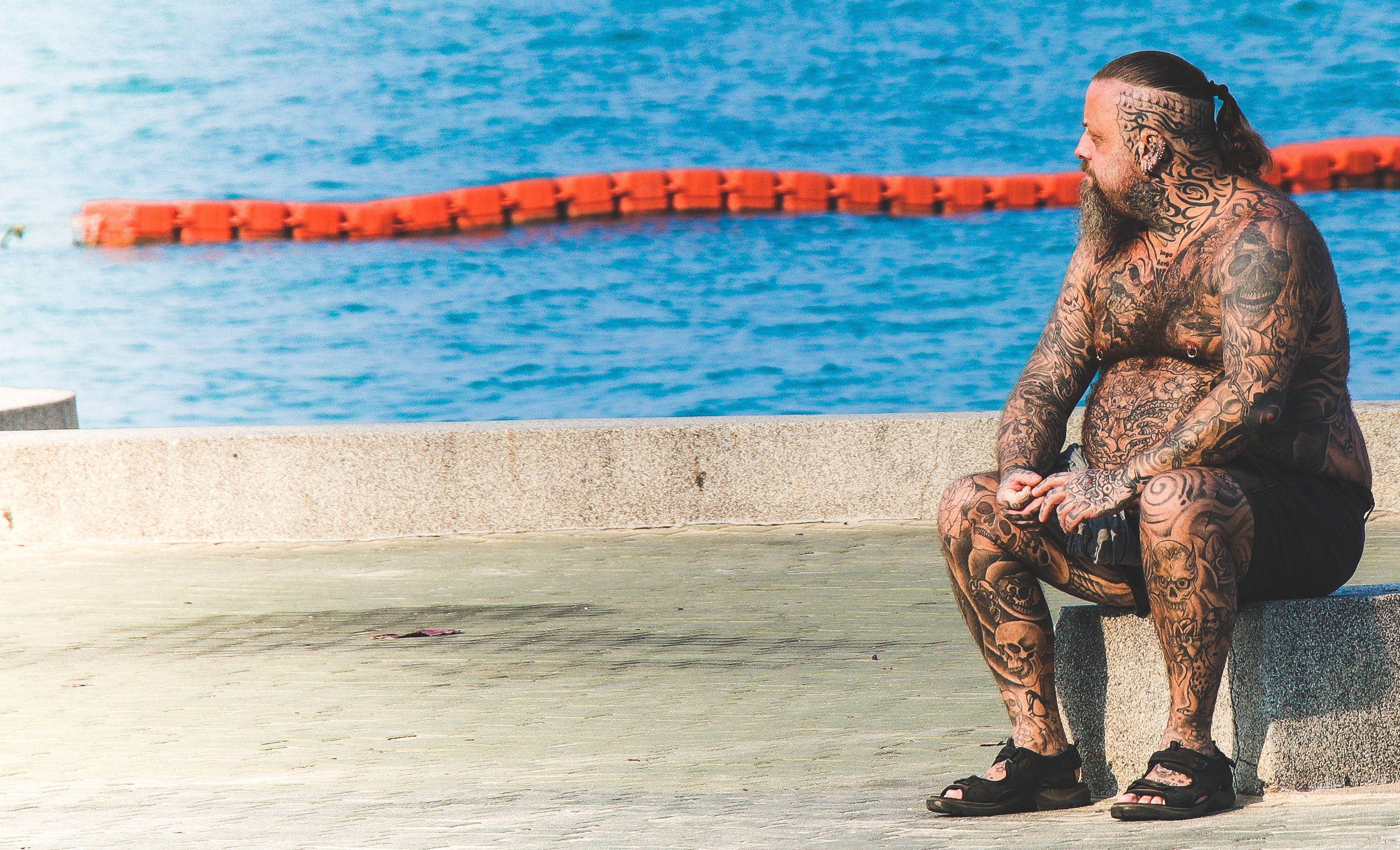 Hombre tatuado en la piscina.