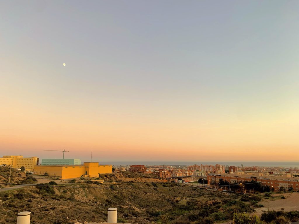 Uno de los mejores puntos para ver la cuidad de Almería es el mirador de la Torre de Torrecárdenas. Un lugar abandonado, con basura y cristales rotos.