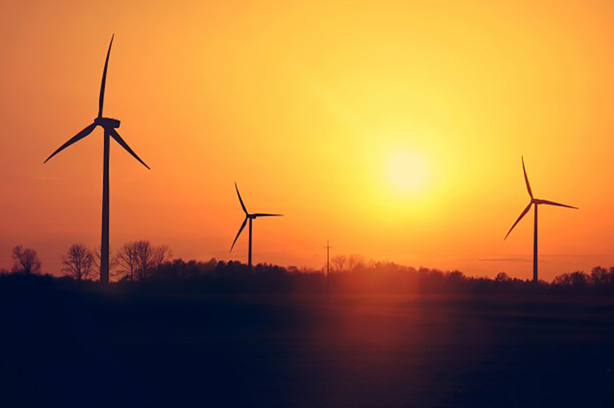 Molinos de viento con puesta de sol