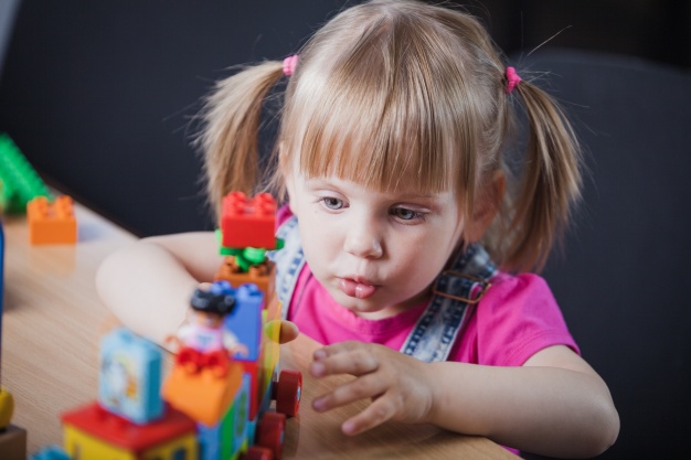 Niña jugando