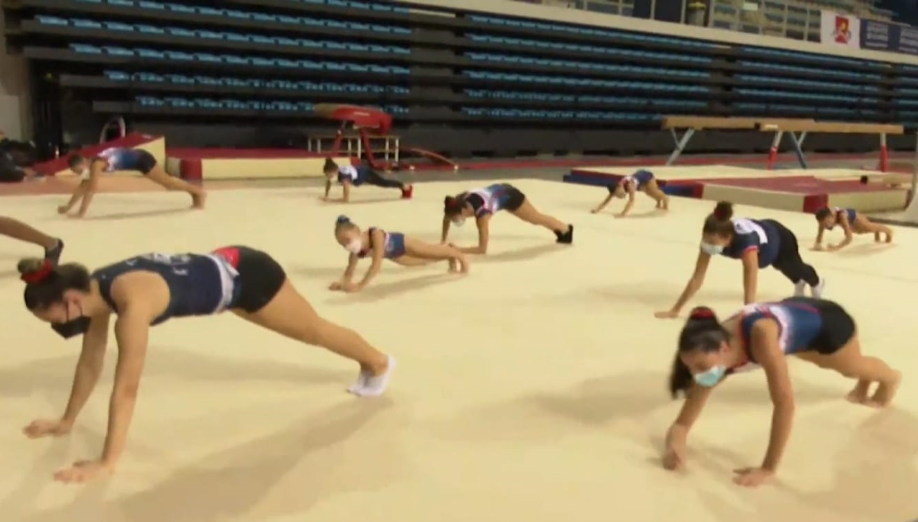 Las gimnastas de la EDM Stella Maris entrenando